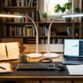 Et stilrent arbejdsværelse med optimalt skrivebordslys der belyst dokumenter uden refleksioner