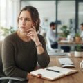 Professionel der oplever imposter syndrom og tvivler på egne evner på arbejdet