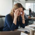 Stresset professionel ved skrivebord viser tidlige tegn på stress